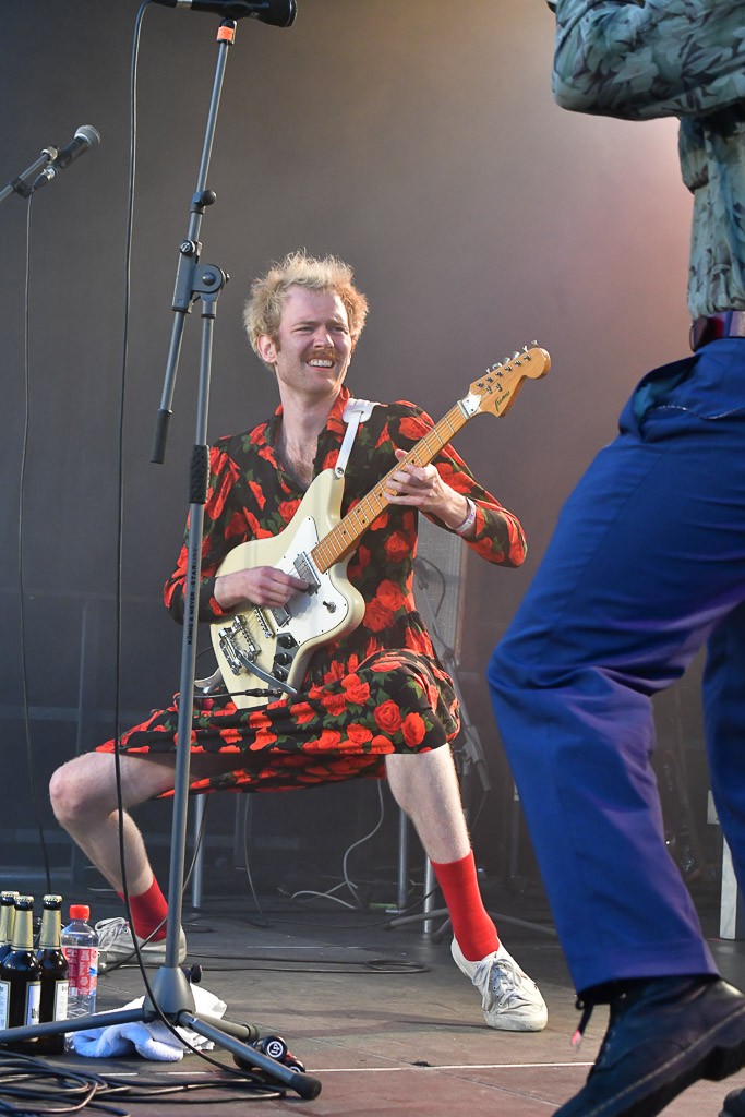 Gitarrist von LOVEMACHINE im Rosenkleid im Hochformat