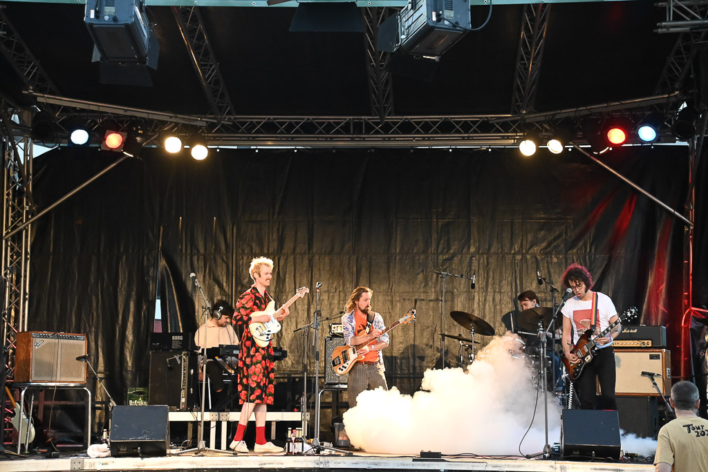 Gitarrist von LOVEMACHINE im Rosenkleid
