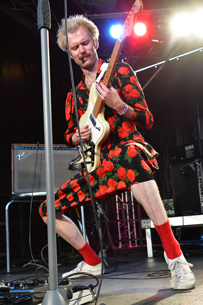 Gitarrist von LOVEMACHINE im Rosenkleid im Hochformat