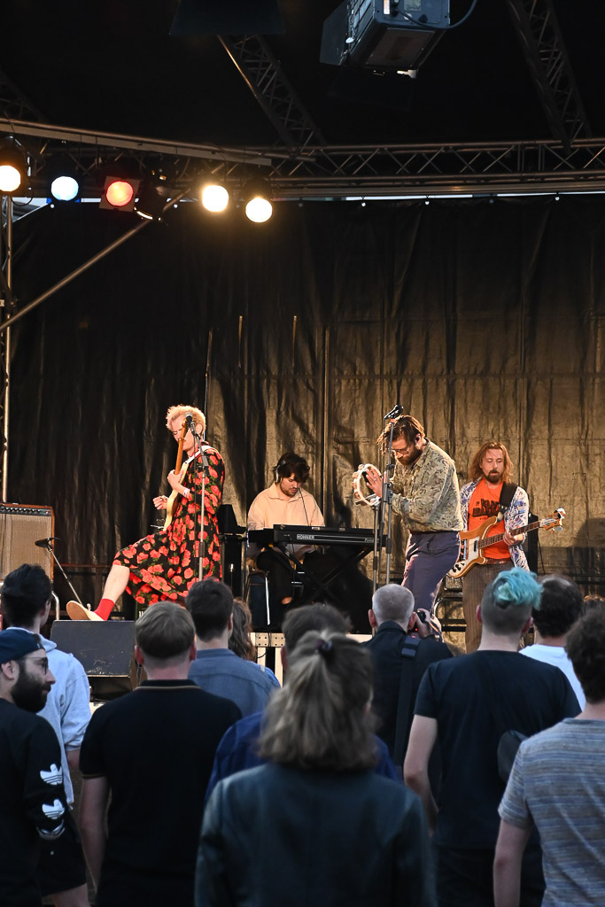 LOVEMACHINE bei ihrem Auftritt im Hochformat