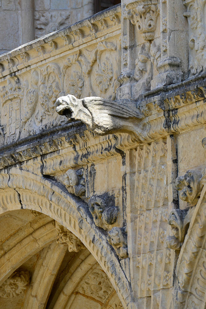 Steinrelief mit Skulptur