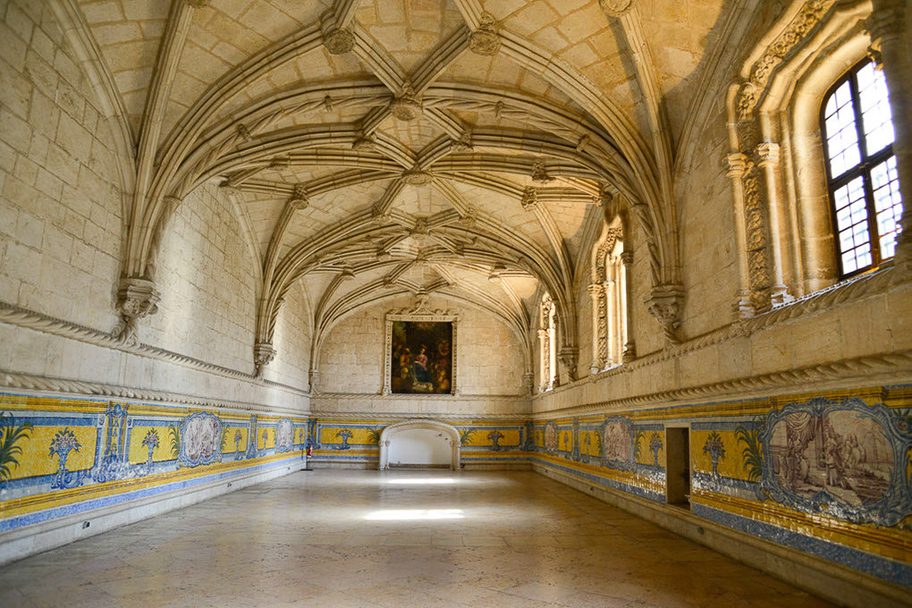 Saal mit Gewölbe und Azulejos