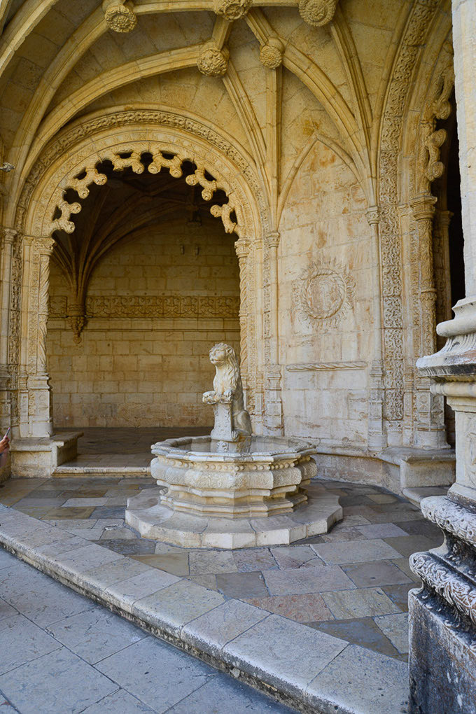Brunnen in einer Nische