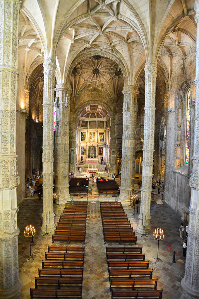 Kirchenschiff mit Gewölbe