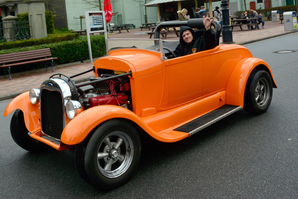 Orangefarbener Hot Rod bei der Parade