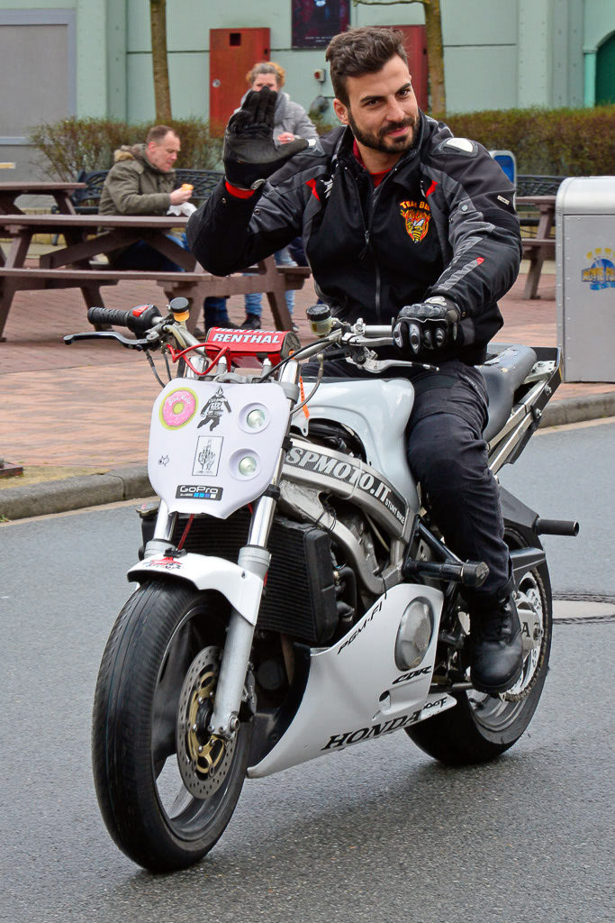 Motorradfahrer bei der Parade im Hochformat