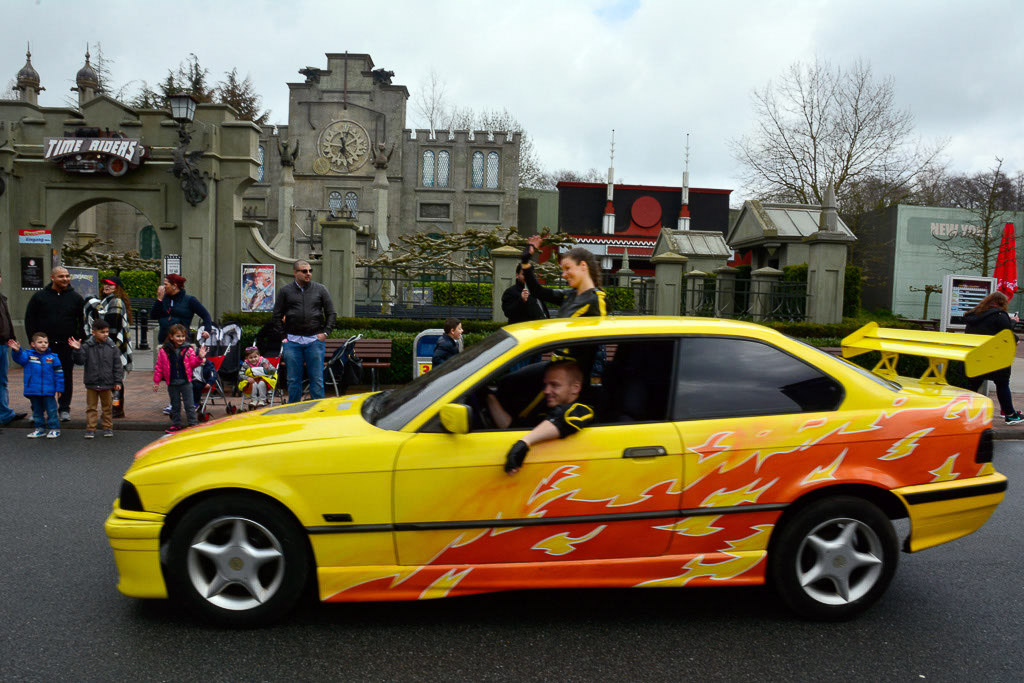 Gelber Wagen bei der Parade