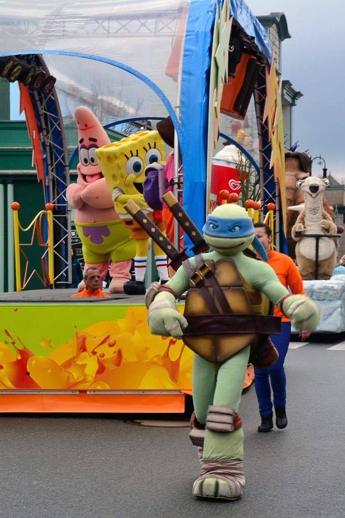 Darsteller bei der Parade im Hochformat