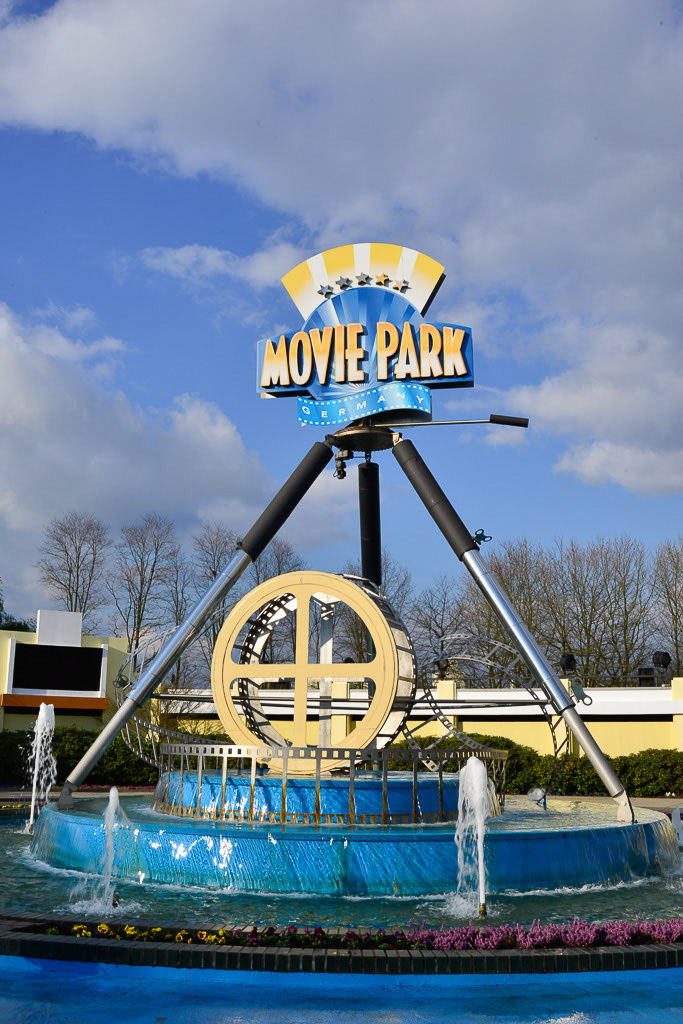 Fahrgeschäft vor dem Movie-Park-Logo im Hochformat