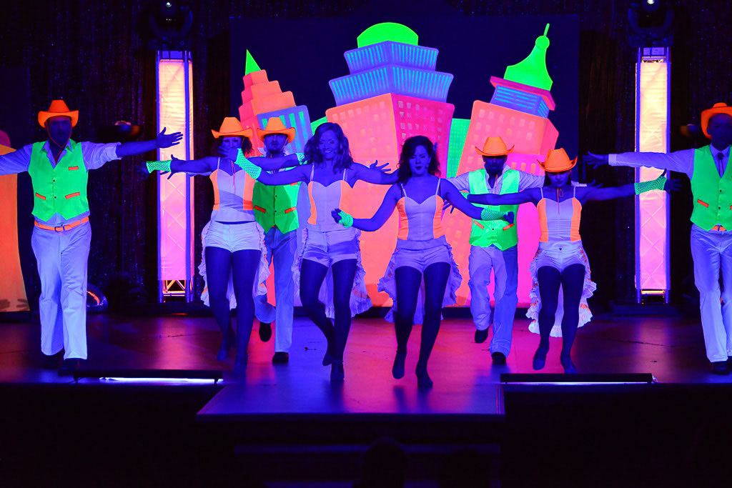 Neon-Show auf der Bühne