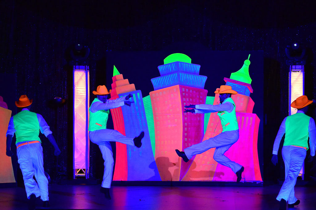 Neon-Show auf der Bühne