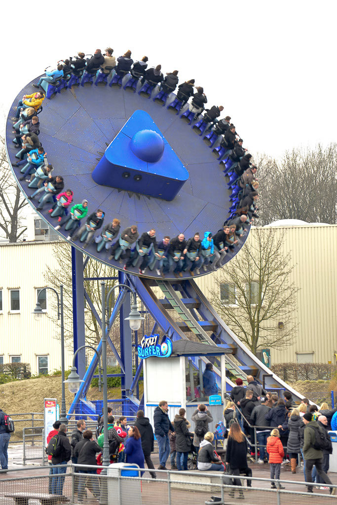 Fahrgeschäft im Park im Hochformat