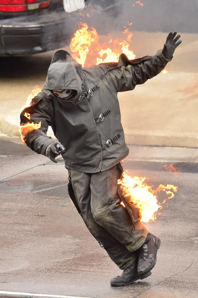 Feuerstunt bei der Stuntshow im Hochformat