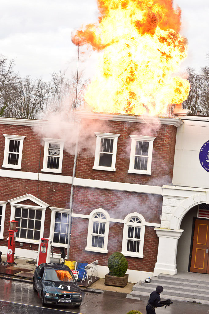 Explosion bei der Stuntshow im Hochformat