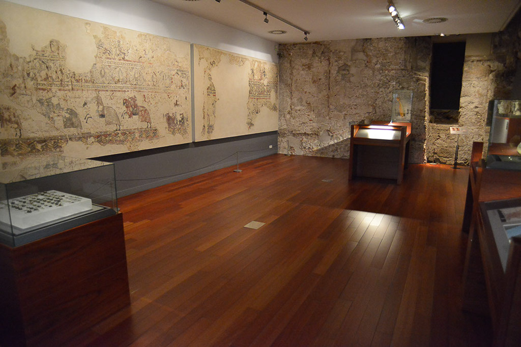 Ausstellungshalle mit historischen Karten an der Wand
