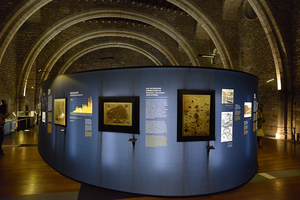 Rundes Ausstellungselement mit Gemälden unter einem Gewölbe