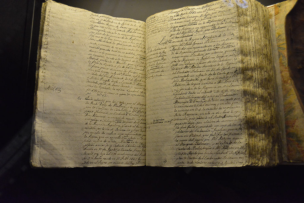 Aufgeschlagenes historisches Buch mit Handschrift