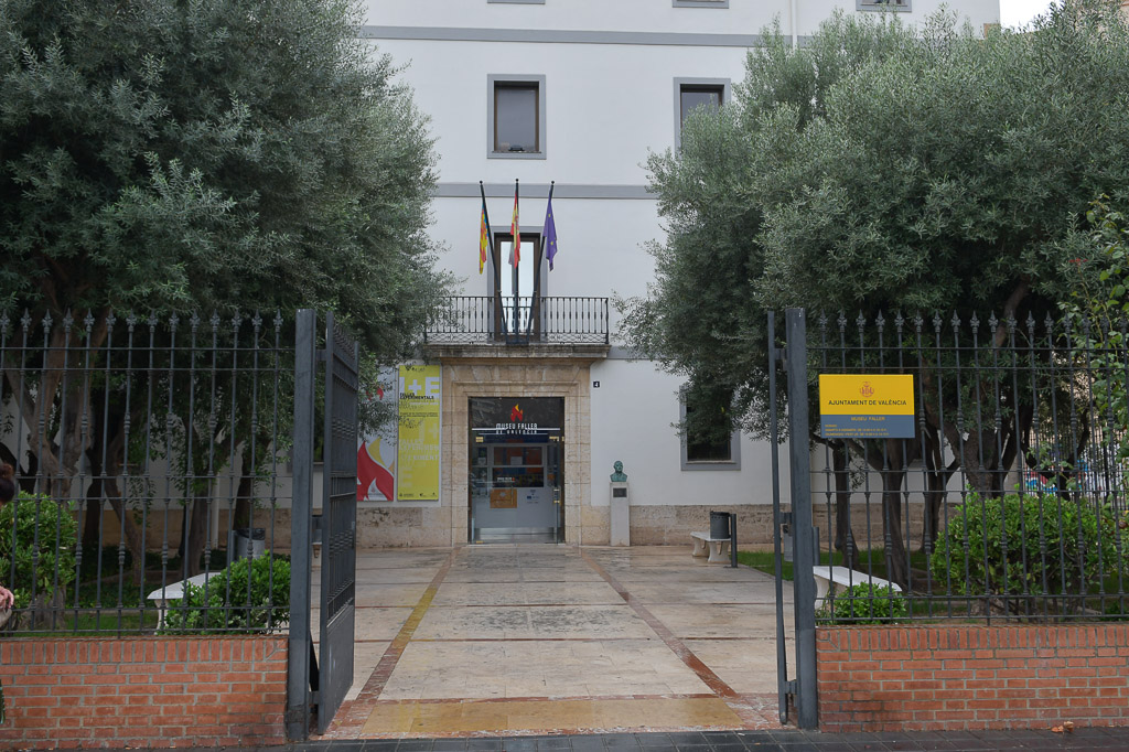 Eingang des Museo Fallero hinter Bäumen
