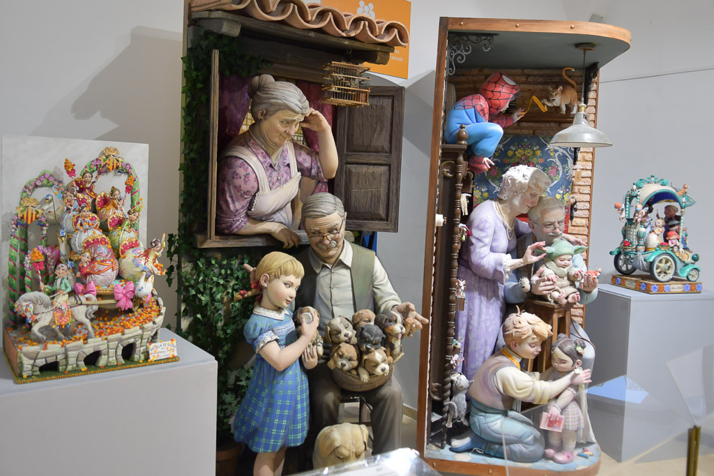Figurengruppe mit Kindern in einer Vitrine