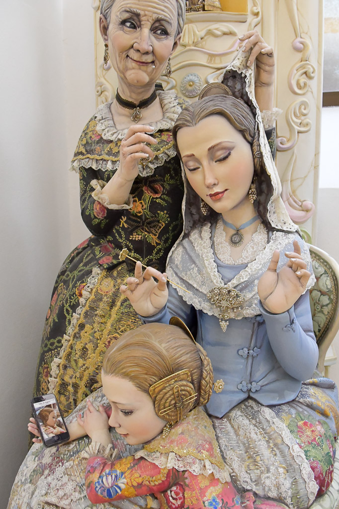 Figuren von Frauen mit einem Kind im Hochformat