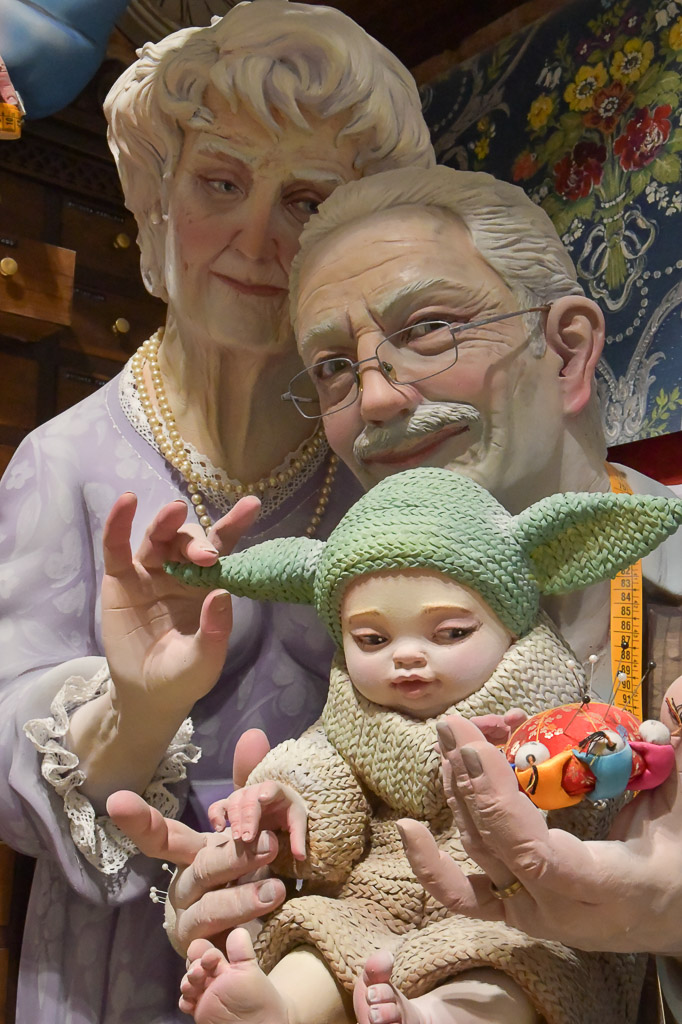 Figur eines Mannes mit Brille und einem Baby