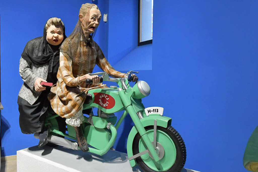 Figurengruppe mit einem Mann auf einem grünen Motorrad