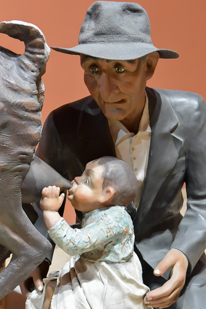 Figur eines Mannes mit Hut und einem Kind
