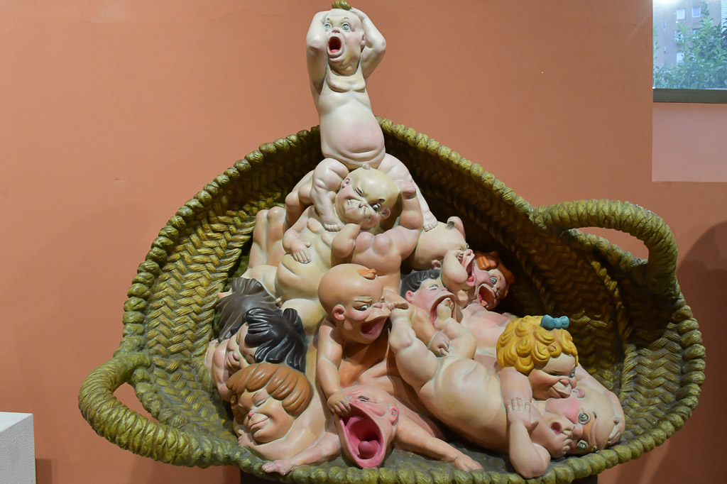 Korb voller Babyfiguren