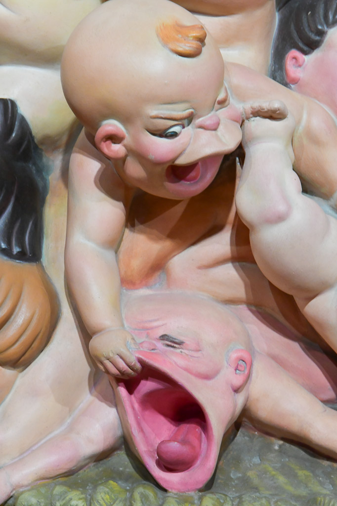 Babyfigur mit offenem Mund