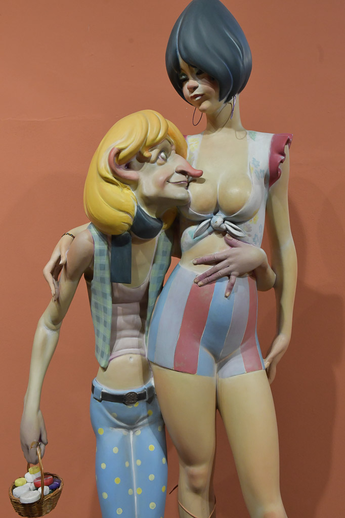 Bunte Figur einer Frau im Hochformat