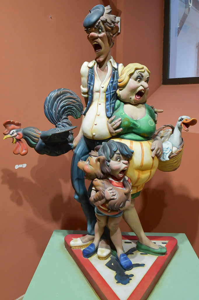 Figurengruppe aus bunten Gestalten