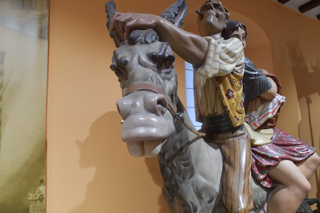 Detail einer Figur mit einem Stier und einem Reiter