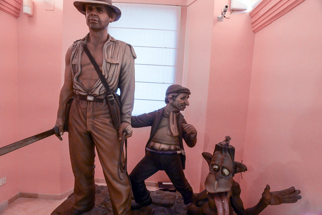 Figurengruppe mit einem Abenteurer in Safarikleidung