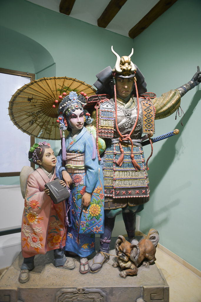 Figurengruppe mit asiatisch gekleideten Gestalten