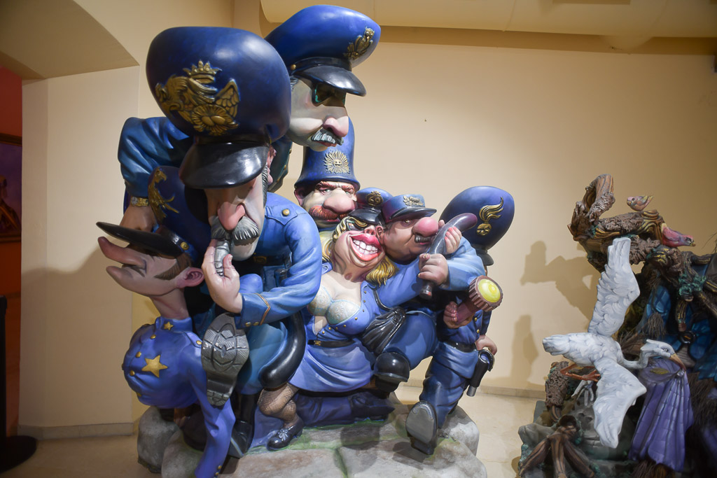 Figurengruppe mit Polizisten in blauen Uniformen