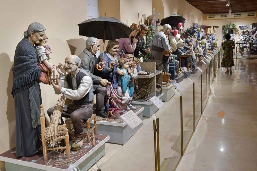 Lange Reihe von Figuren in einem Saal