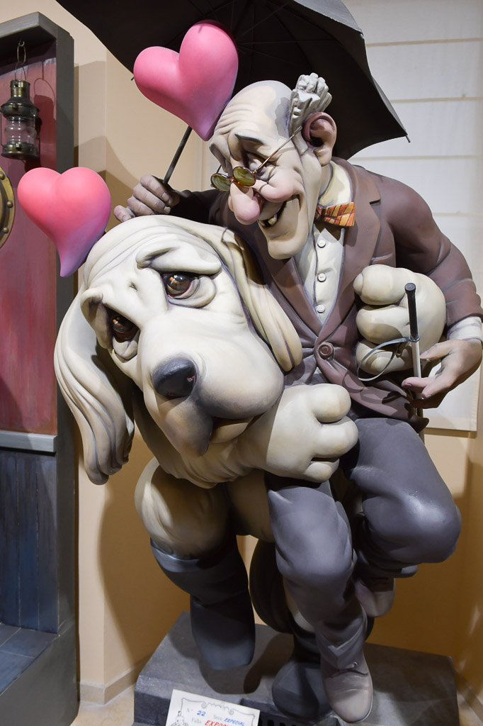 Figur eines Hundes mit rosa Herz