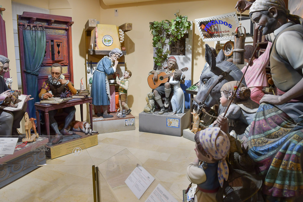 Saal mit mehreren Figurengruppen