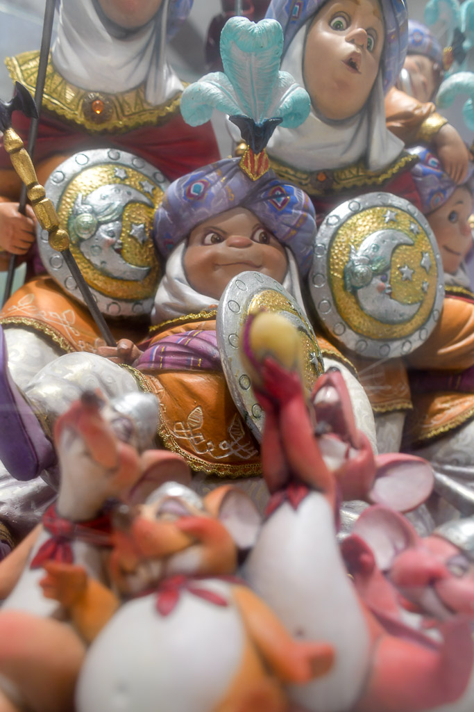 Bunte Figuren mit Fratzen im Hochformat