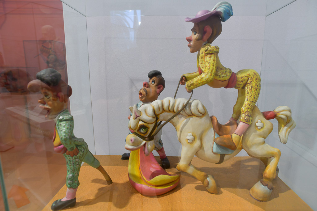 Figuren auf einem Pferd in einer Vitrine