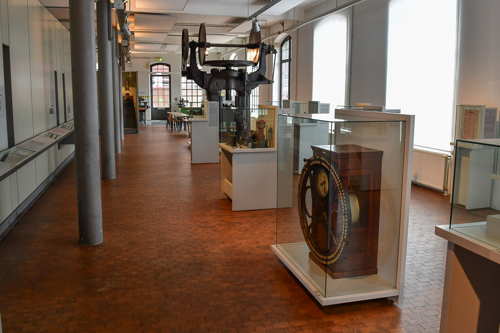 Ausstellungsraum mit historischen Geräten