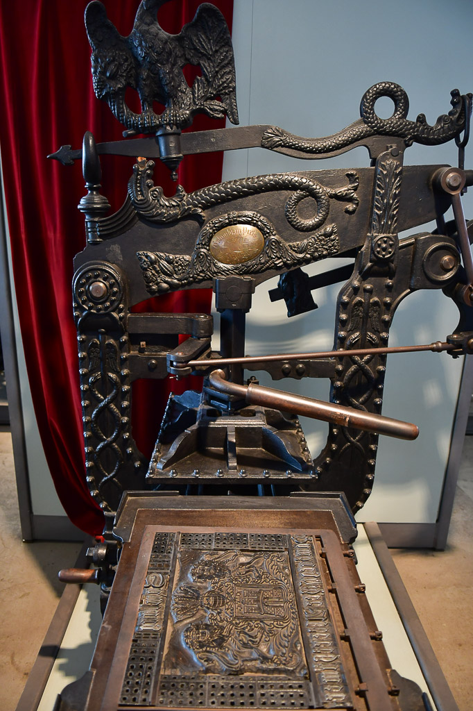 Druckmaschine im Hochformat