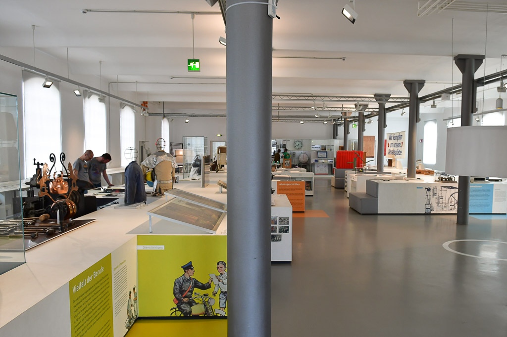 Ausstellungshalle mit Besuchern