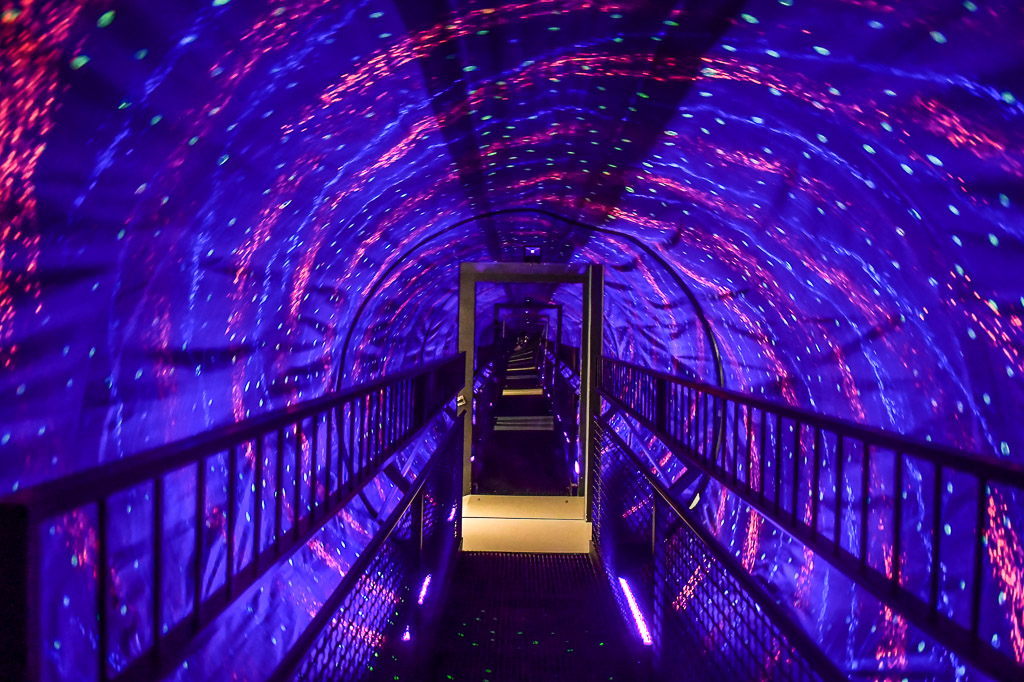 Vortex-Tunnel mit violettem Licht