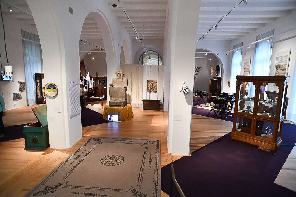 Ausstellungsräume mit Vitrinen