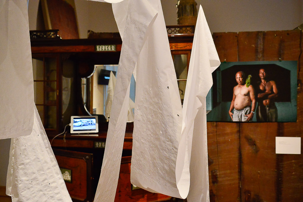 Mäntel in einem Ausstellungsraum