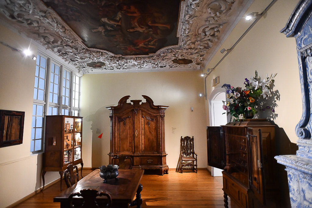 Historisches Zimmer mit Schrank