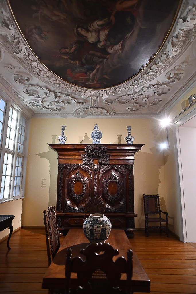 Historisches Zimmer mit Schrank im Hochformat