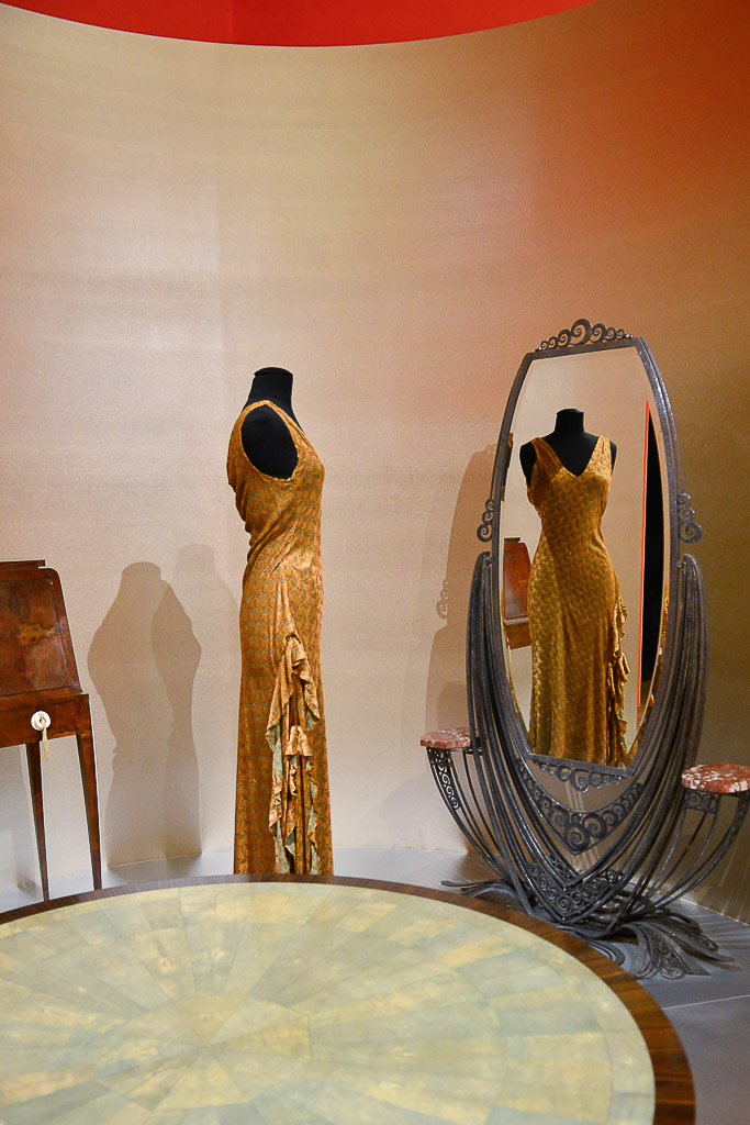 Kleider in der Ausstellung im Hochformat