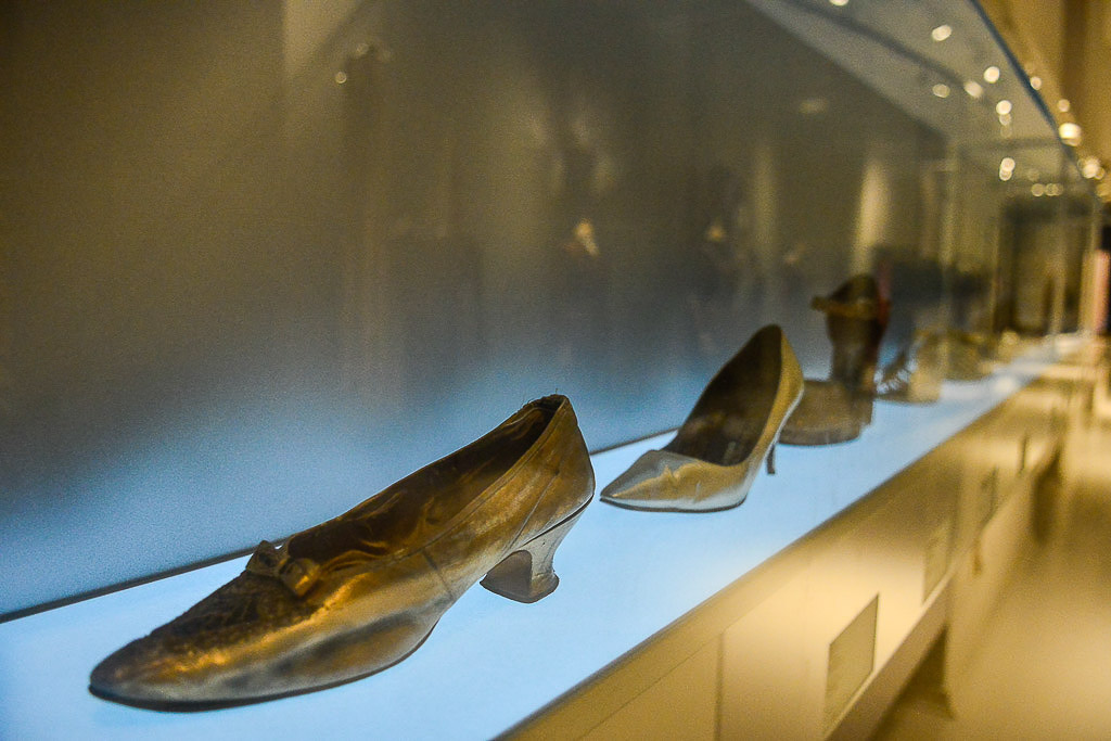 Goldene Schuhe in der Vitrine